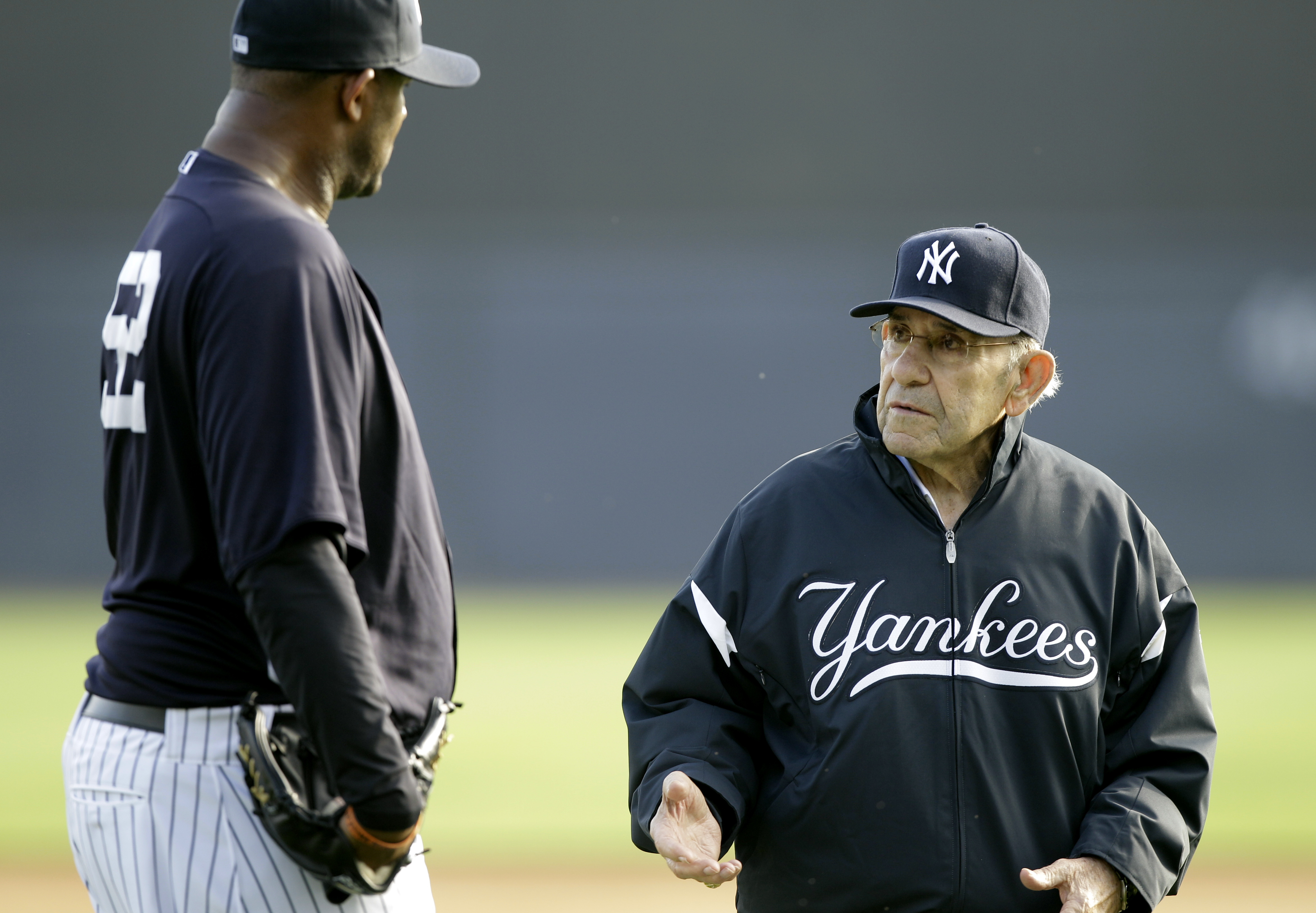 FILE ** New York Yankee legend Phil Rizzuto waves to fans at Old