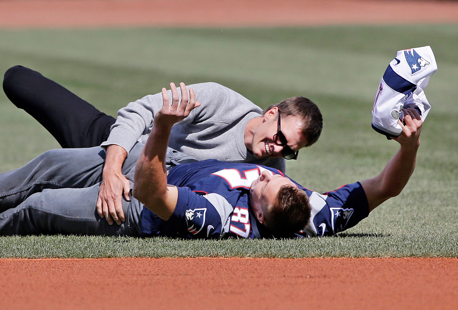 Gronk steals Brady's jersey - Kennebec Journal and Morning Sentinel