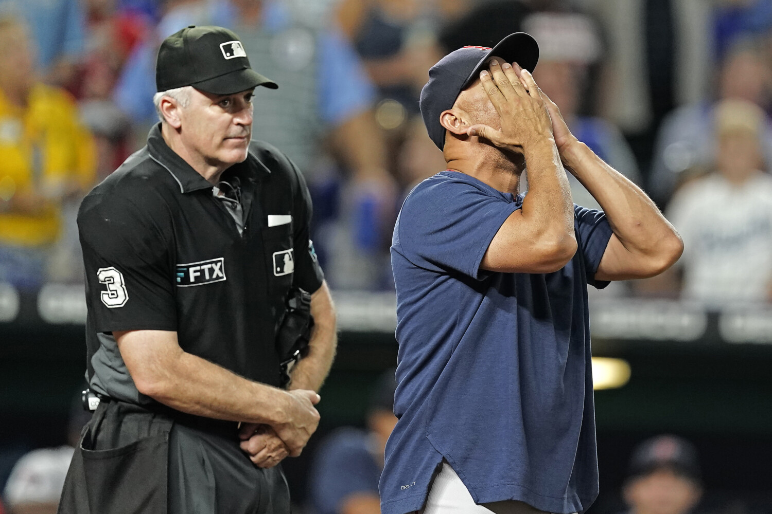 Chris Sale leaves Red Sox-Yankees game after line drive hits hand